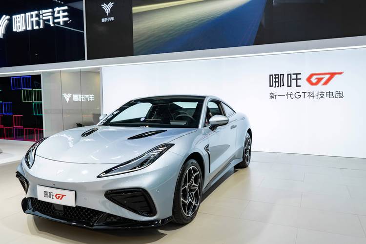 成都285哪吒汽车在智能汽车领域的表现，领途汽车在新能源汽车市场中的影响力